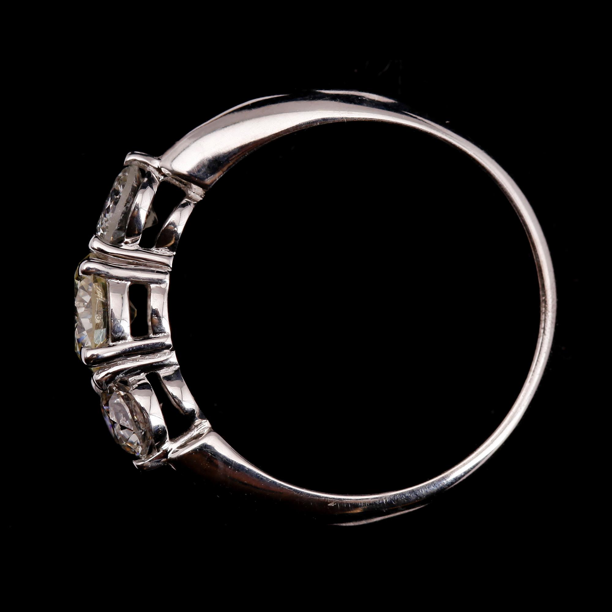 RING, 14 k vitguld, med 3 briljantslipade diamanter totalt 1.31 ct. Total vikt 4 g.