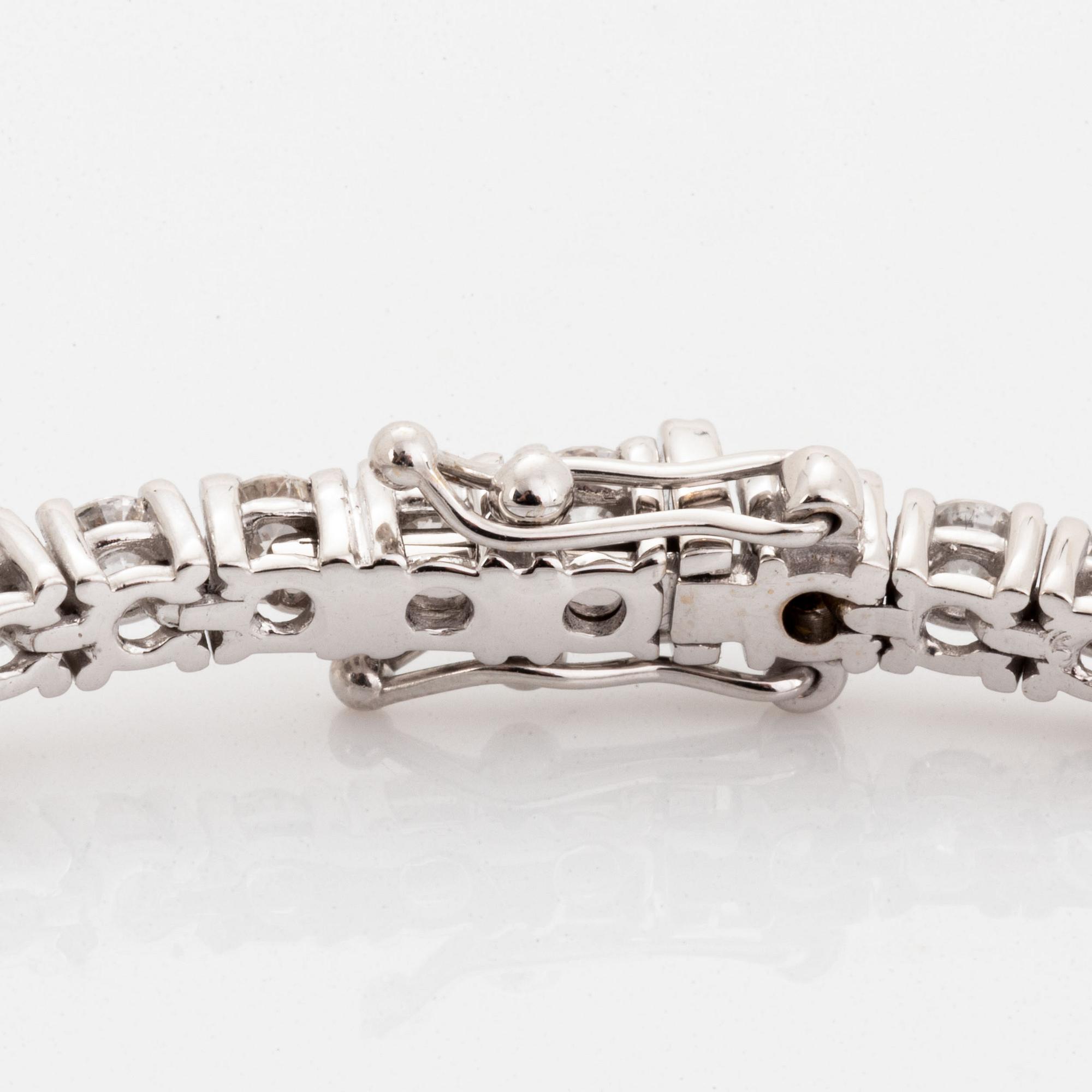 Brilliant-cut diamond tennis bracelet, with report HRD.