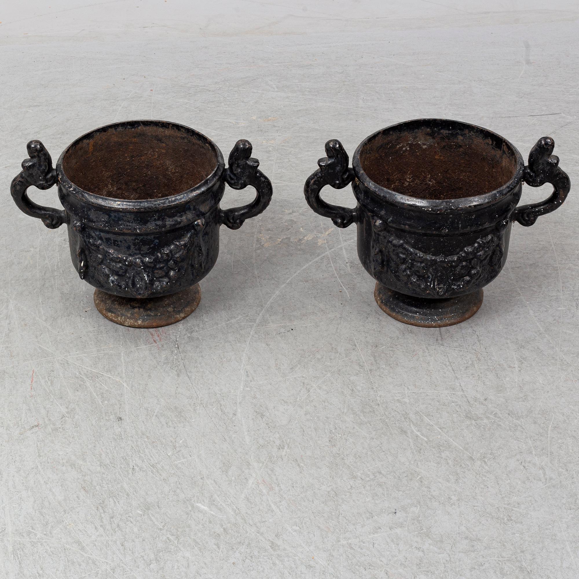 TRÄDGÅRDSURNOR, ett par, gjutjärn, Stavsjö Bruk.