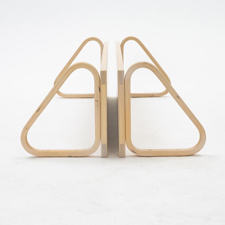Alvar Aalto, vägghyllor, ett par, modell 112b, Artek 1900-talets slut.