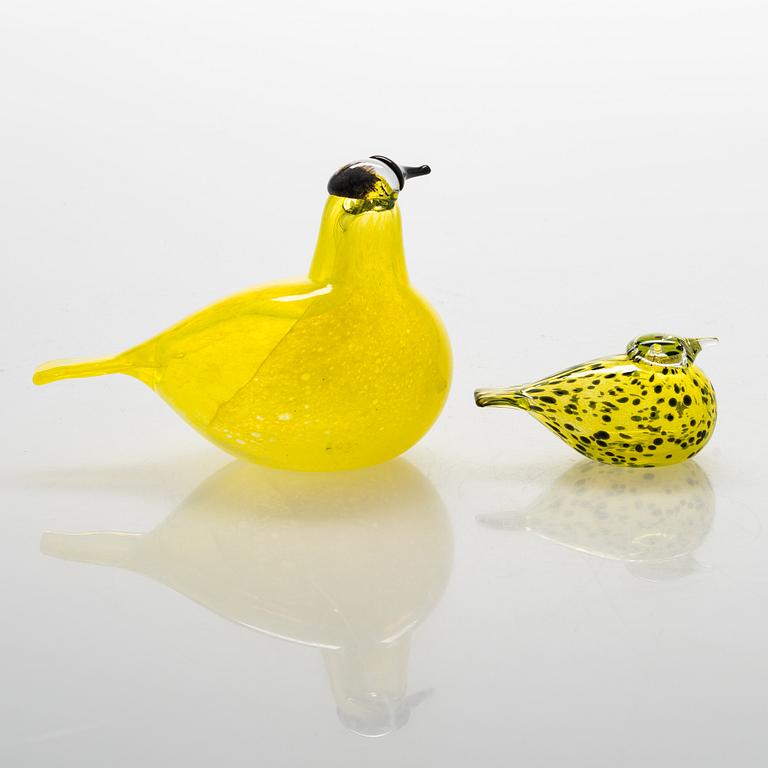 Oiva Toikka, Two glass birds. Marked O. Toikka Nuutajärvi, SSKK 2010 177/300.
