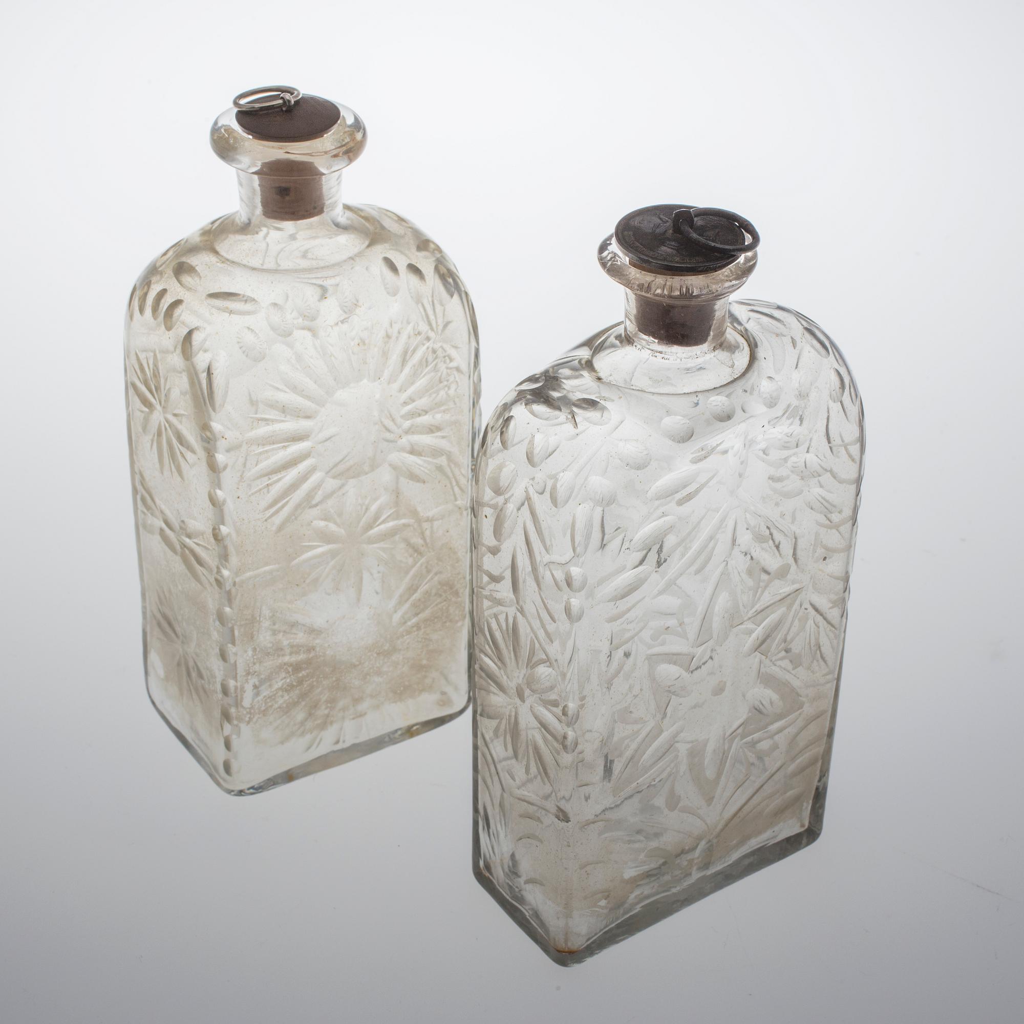 BRÄNNVINSFLASKOR, 5 st. Glas. 1800-tal.