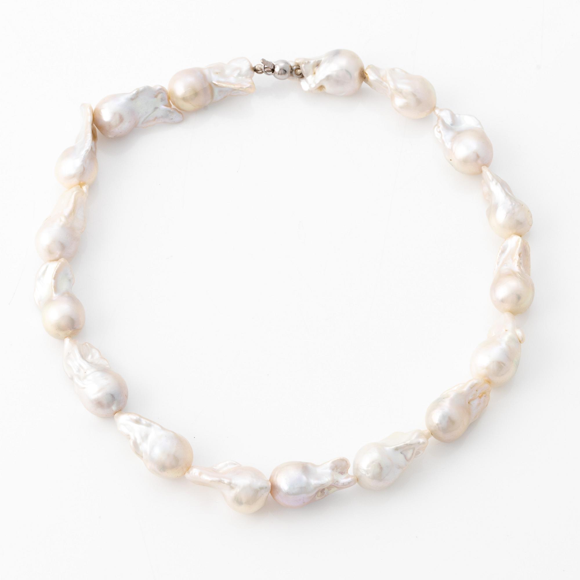 Necklace with cultured baroque-shaped freshwater pearls, clasp 18K white gold.