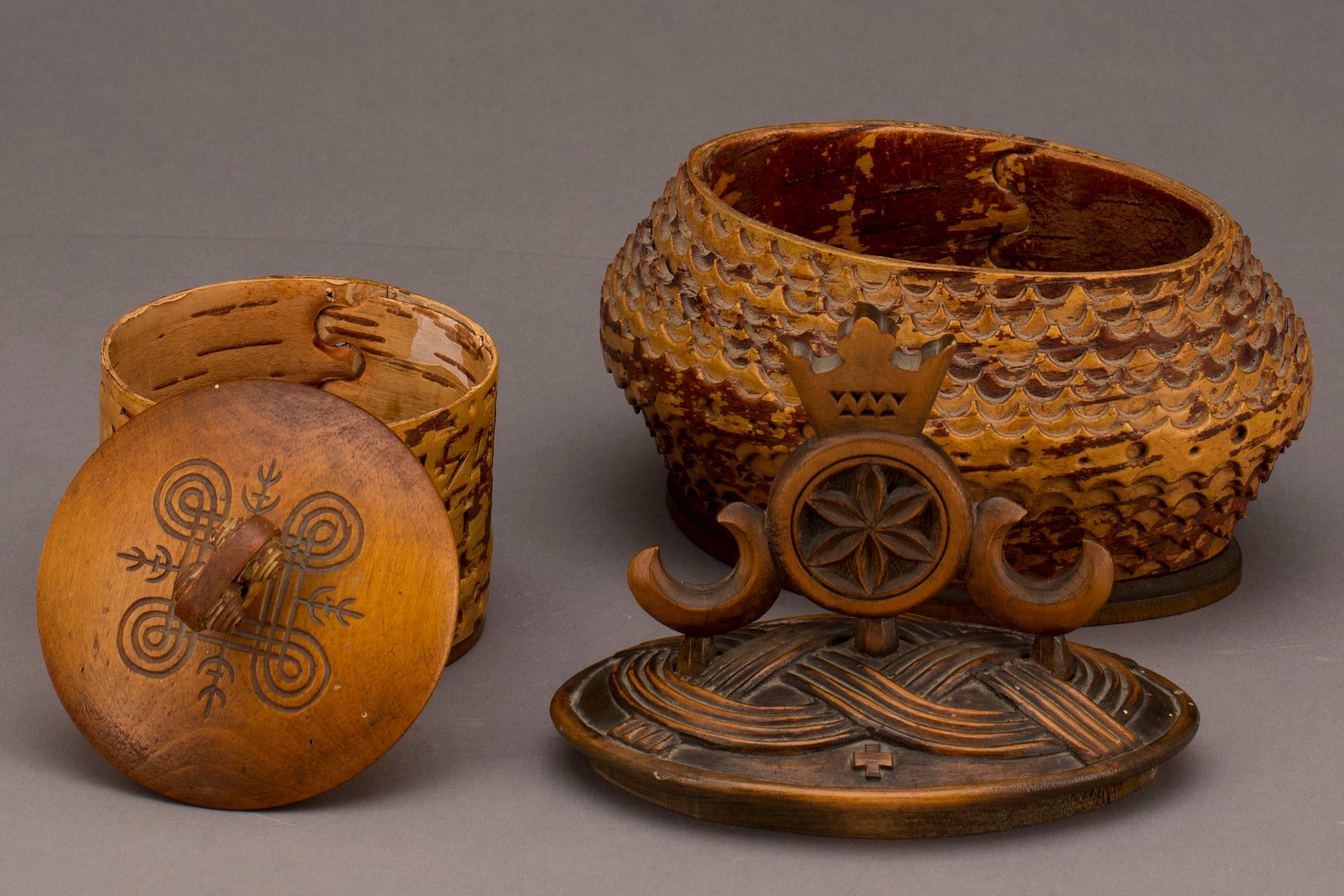 ASKAR MED LOCK, 2 st, sign, Kalevala Koru, Finland.