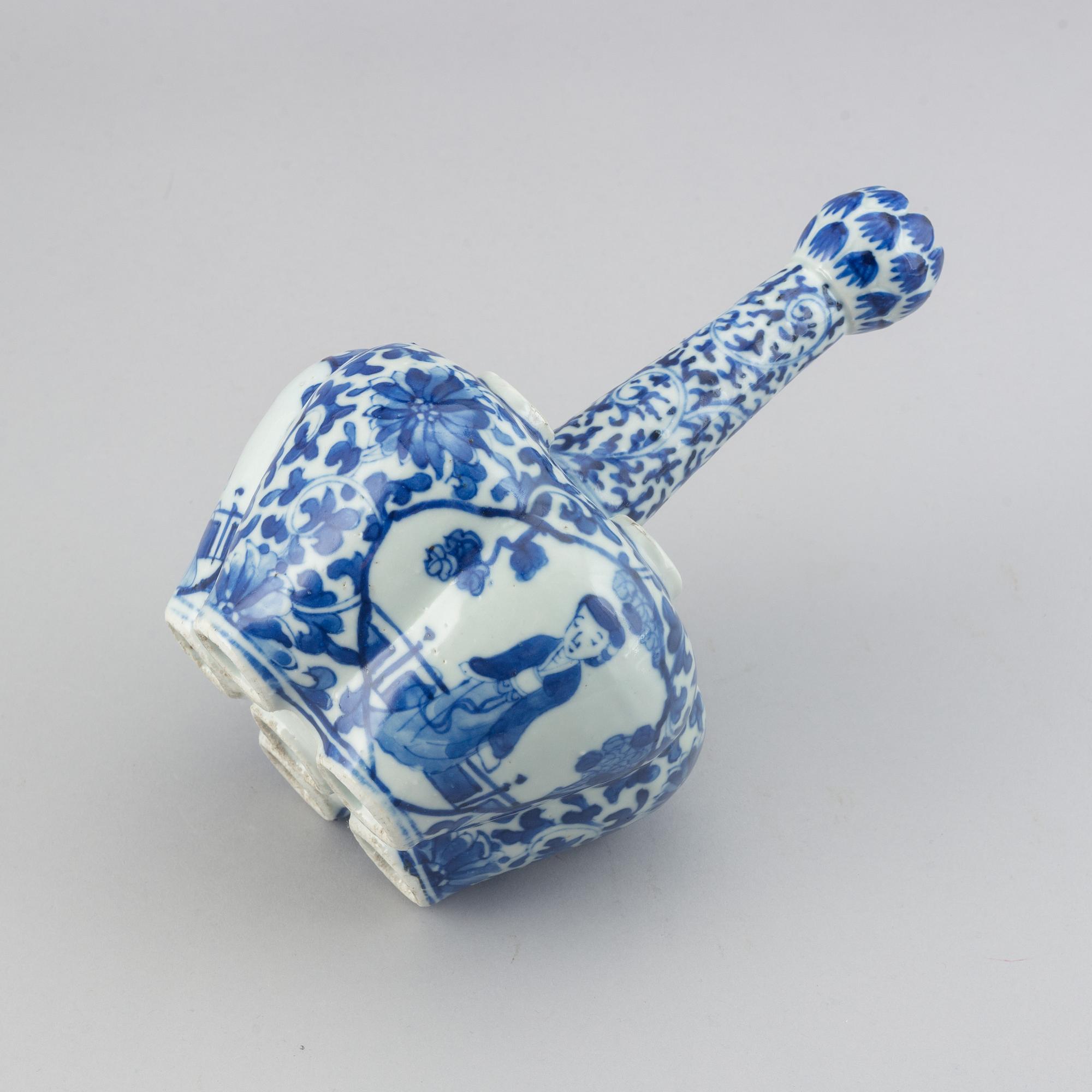 A blue and white tulip vase, Qing dynasty, Guangxu (1872-1908).