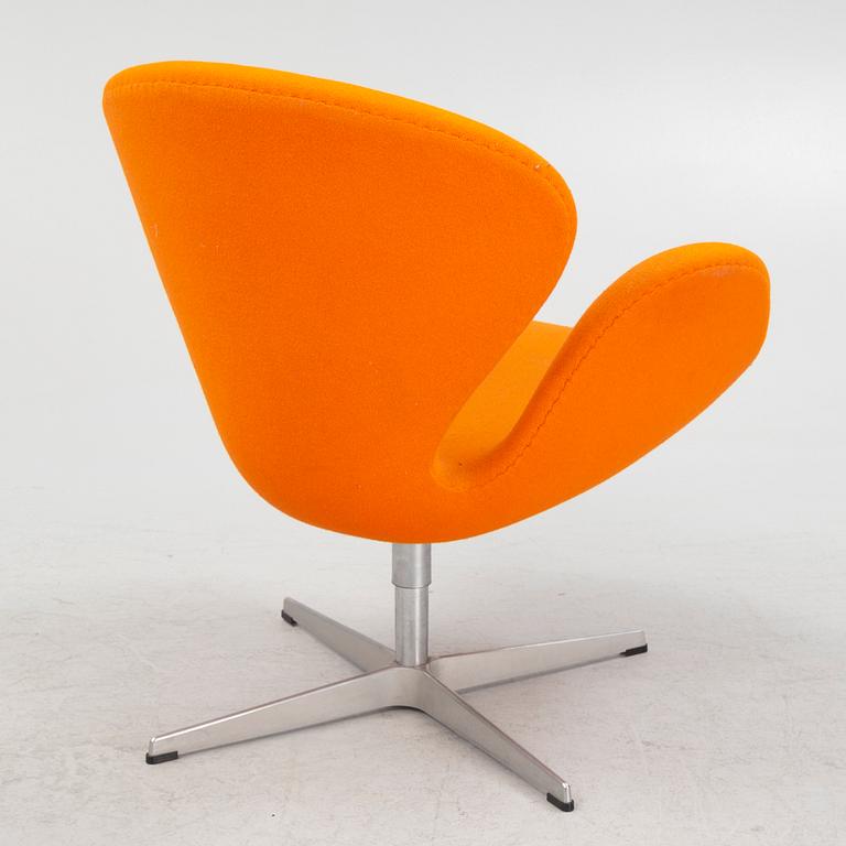 Arne Jacobsen, fåtölj, "Svanen", Fritz Hansen, Danmark, daterad 2005.