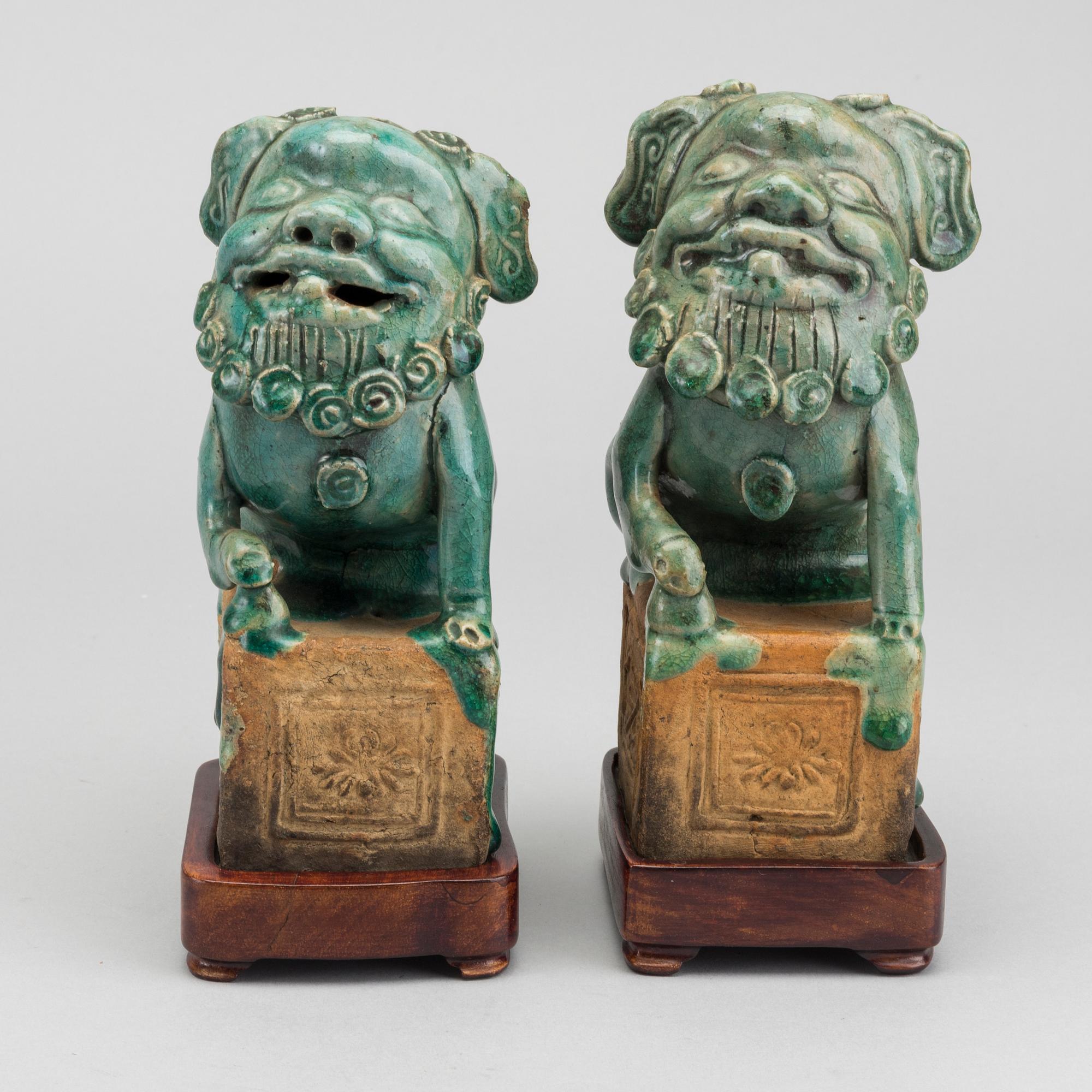 A pair of Chinese glazed earthenware figurines, 20th century.