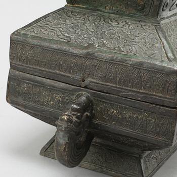 A bronze box with cover, Late Qing dynasty.