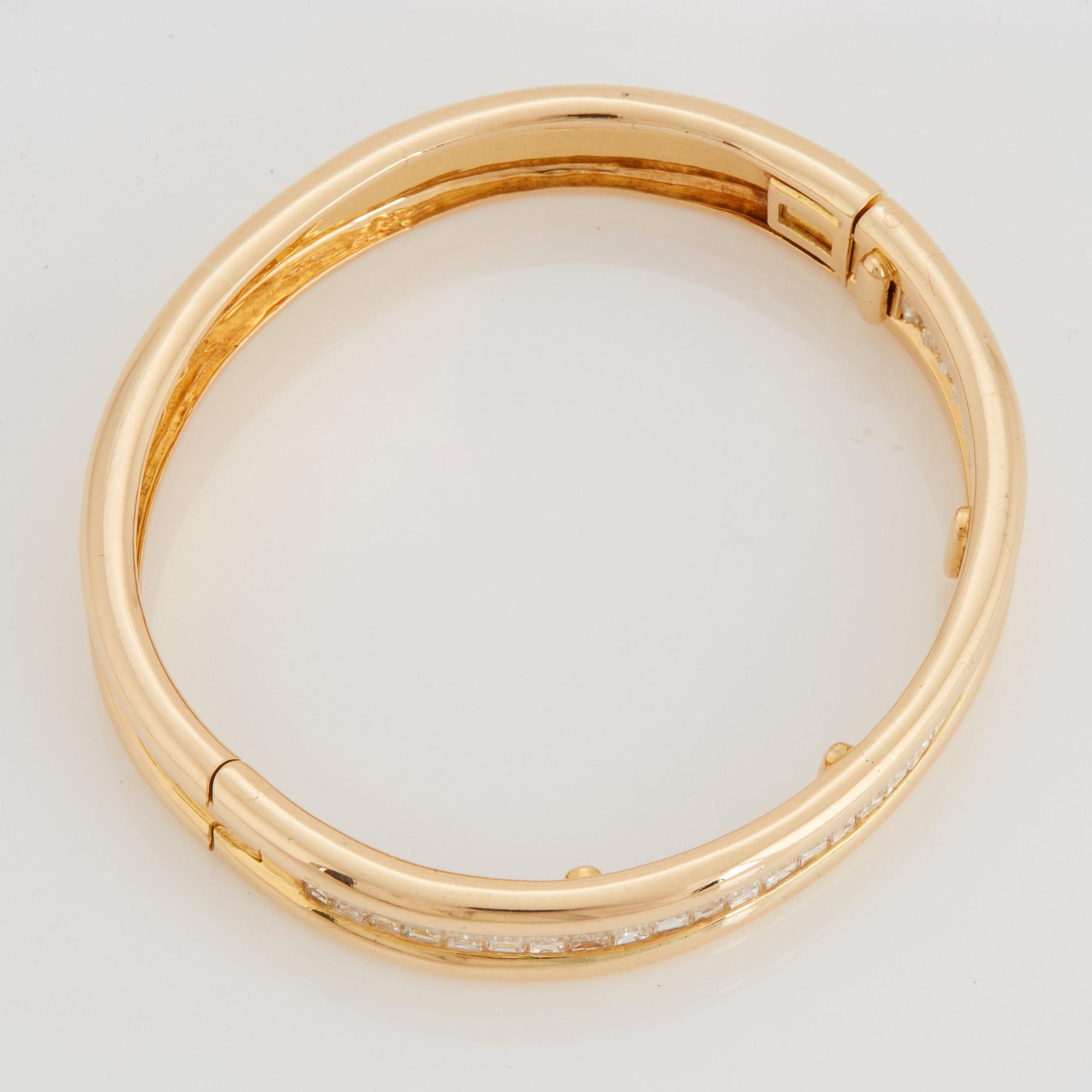 Armring med baguetteslipade diamanter 7.715 ct enligt gravyr.