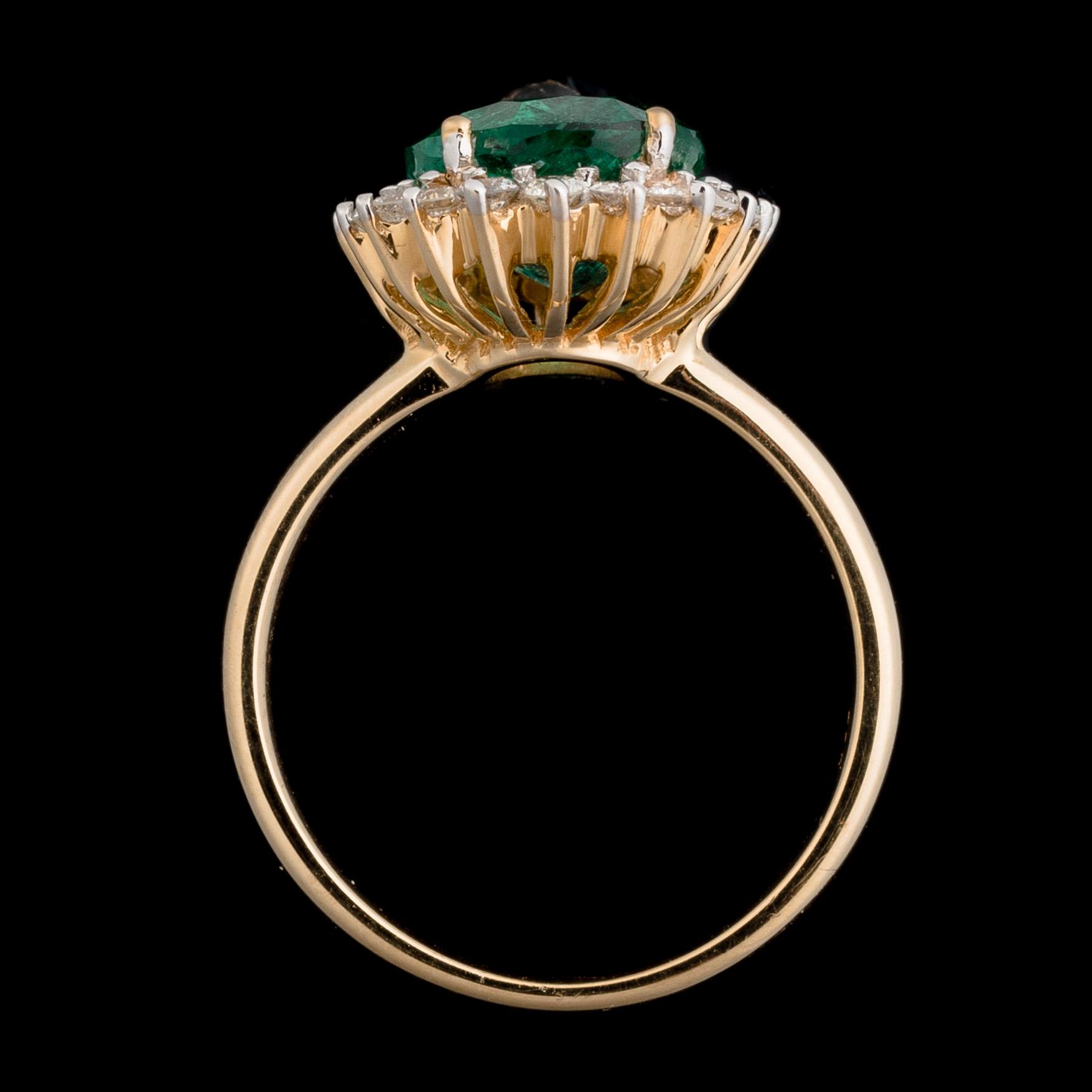 RING, fasettslipad smaragd, briljantslipade diamanter, 18K guld.