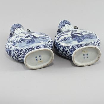 PILGRIMSKRUS, ett par, porslin, Kina, 1800-tal.