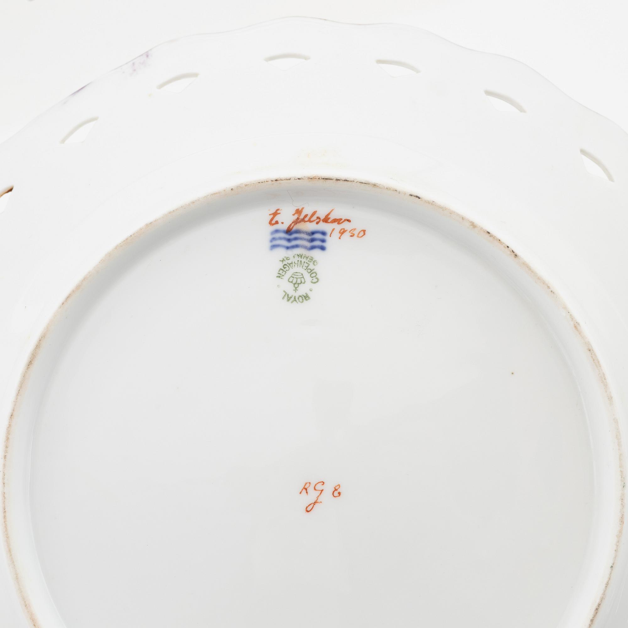 A Royal Copenhagen dinner service, 20th Century. (90 pieces).