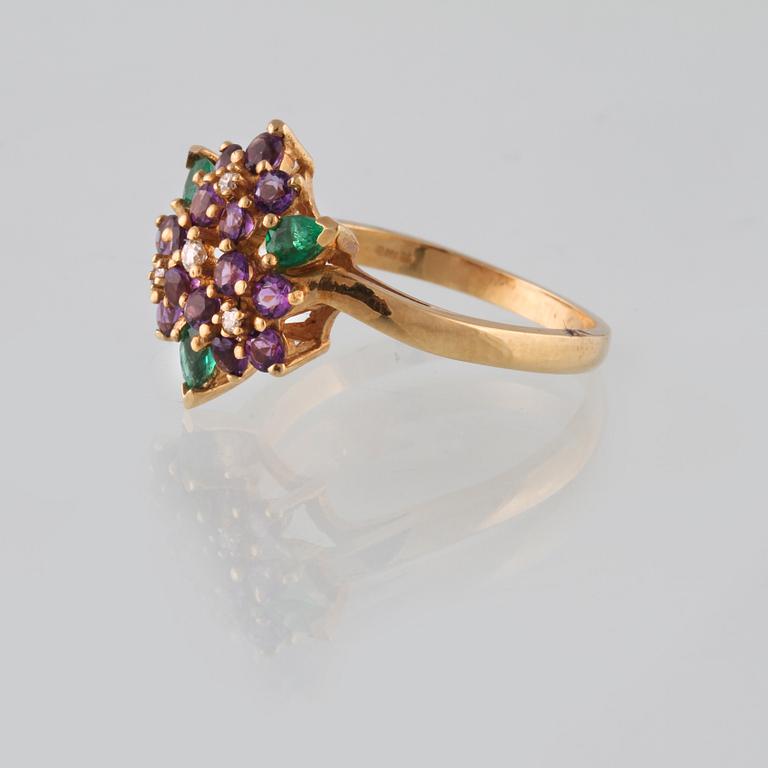 RING, 18K guld med fasettslipade ametister, 3 smaragder samt 4 briljantslipade diamanter, utländska stämplar. Vikt 6,0 g.