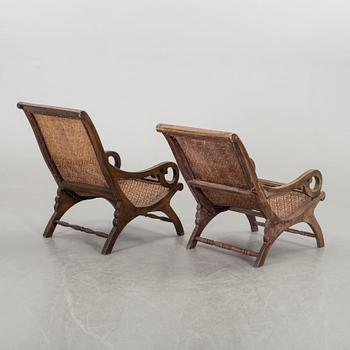 VILSTOLAR, 2 st  SAMT EN FOTPALL, kolonialstil, modern tillverkning.