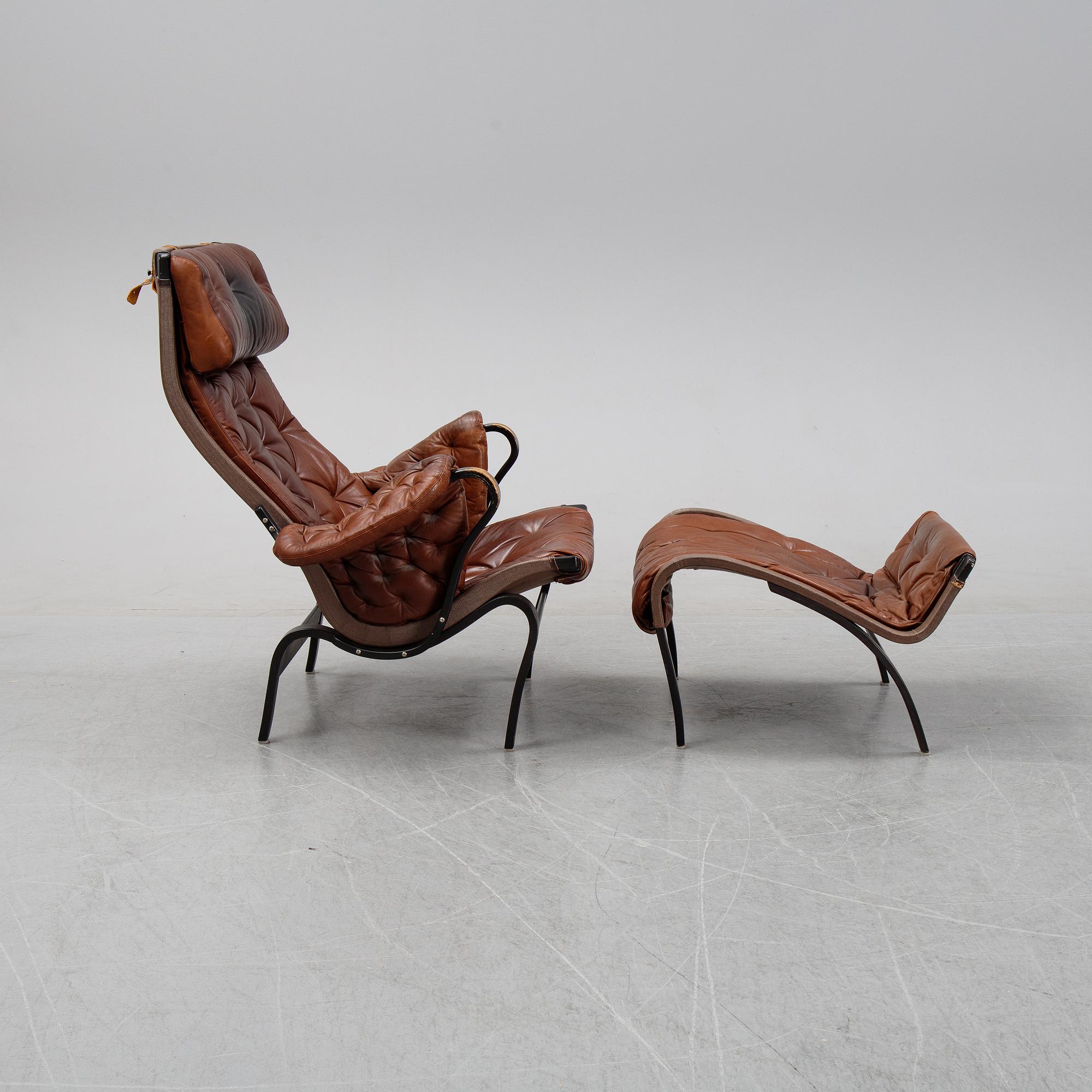 Bruno Mathsson,
fåtölj , "Pernilla 69" med fotpall, DUX, 1900-talets andra hälft.