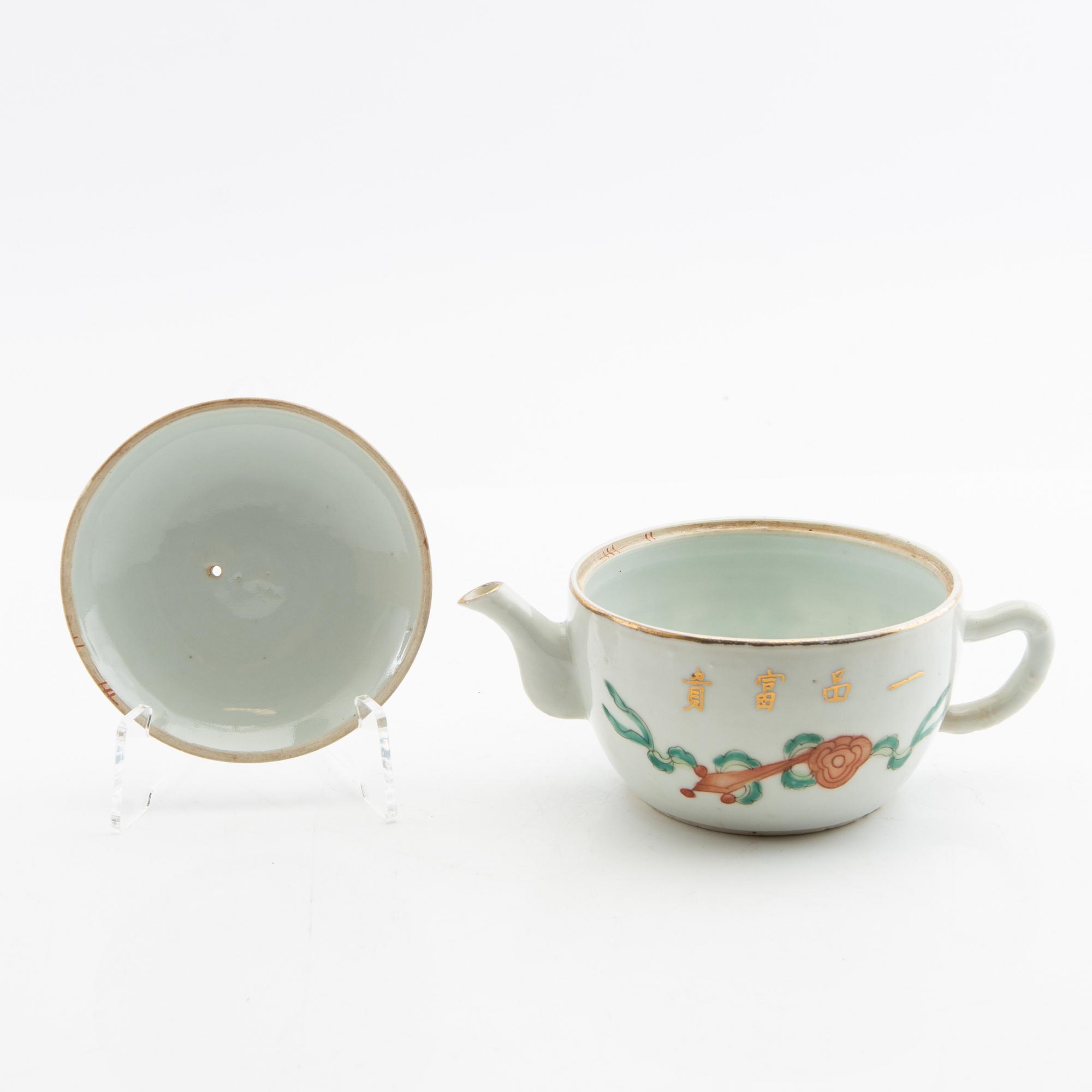 A set of three differently decorated tea pots with covers, Qing dynasty, 18century and 20th century.