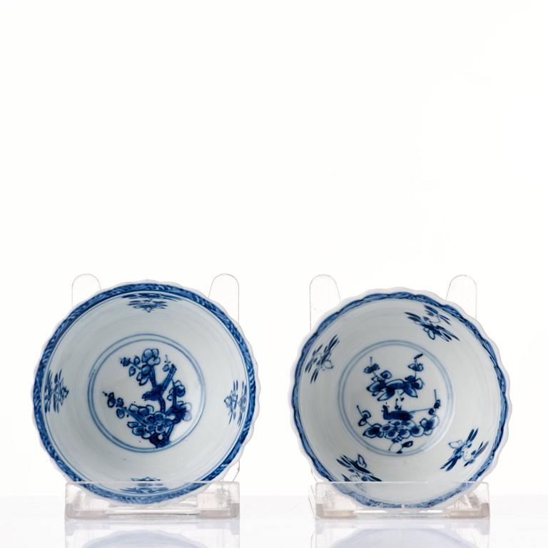 A pair of blue and white cups with stands, Qing dynasty, Kangxi (1662-1722).