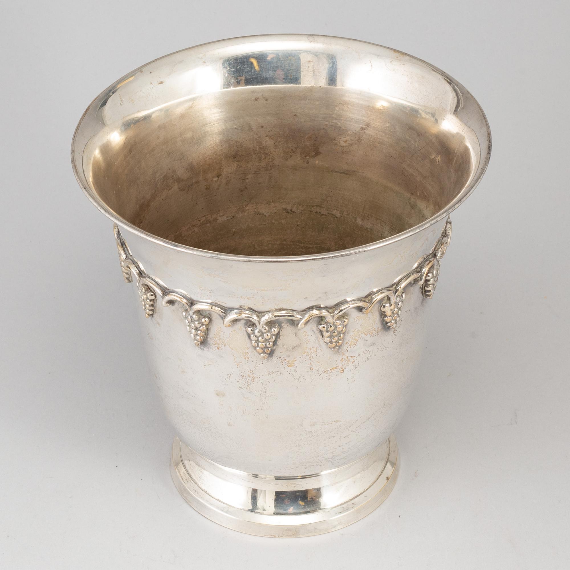 A plate champagne cooler.