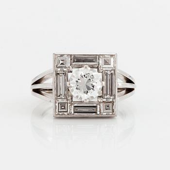 A RING set with a round brilliant-cut diamond.