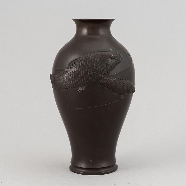 A Japanese bronze vase. 20th century.