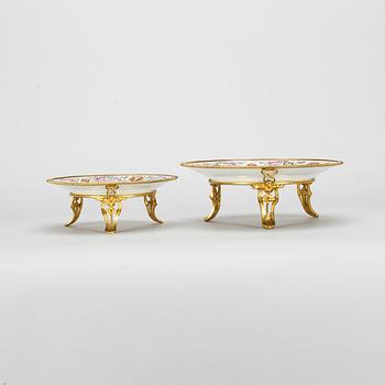 TAZZOR, 2 st, porslin, Sèvres, märkta Chateau de Fontainebleau. Frankrike 1800-tal.