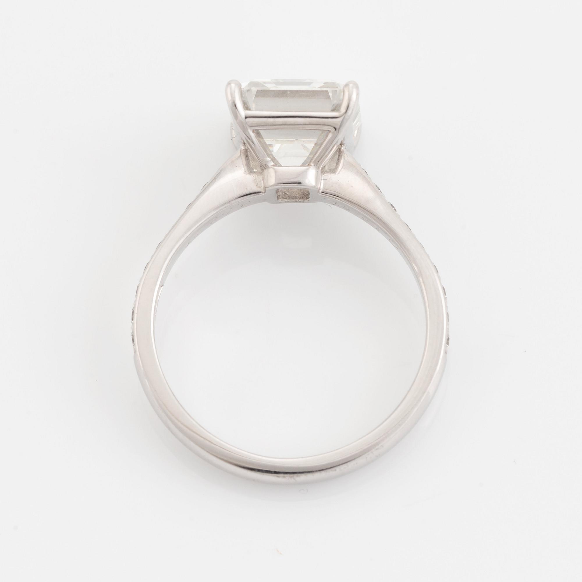 An Engelbert ring in 18K white gold set with an emerald-cut diamond 3.53 ct G vvs 2.
