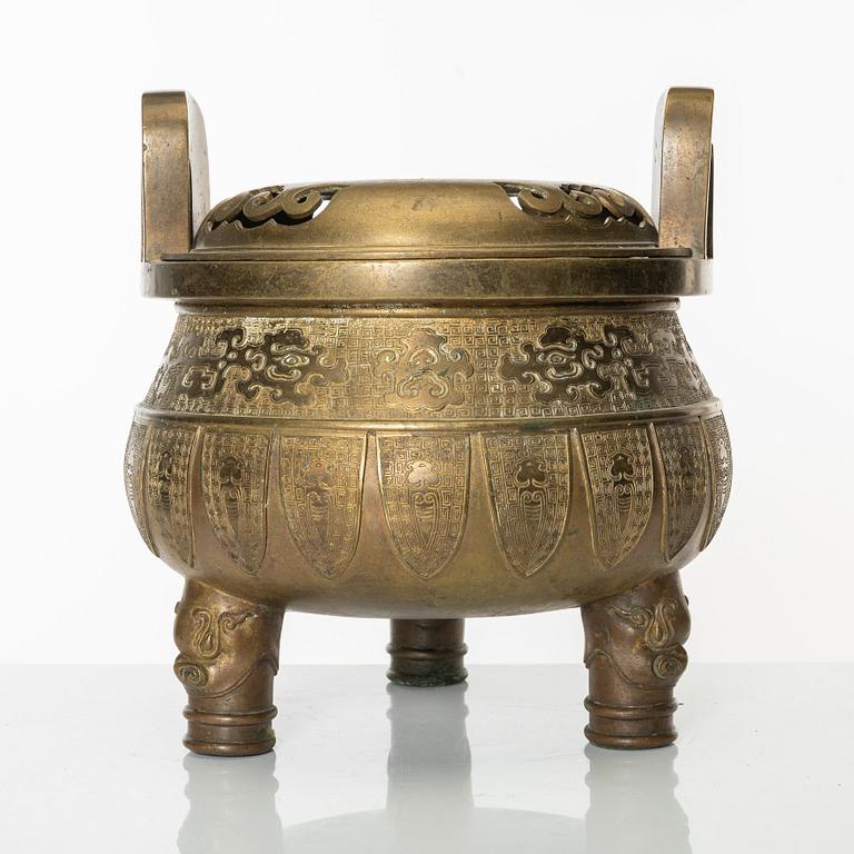 A large tripod copper alloy censer, 17th/18th Century.