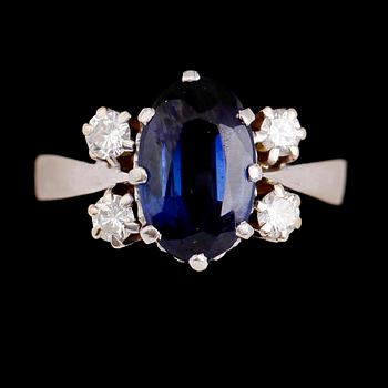 RING, 18 k vitguld, briljantslipade diamanter samt blå safir, svenska stämplar 1982, IBG, Norrköping.