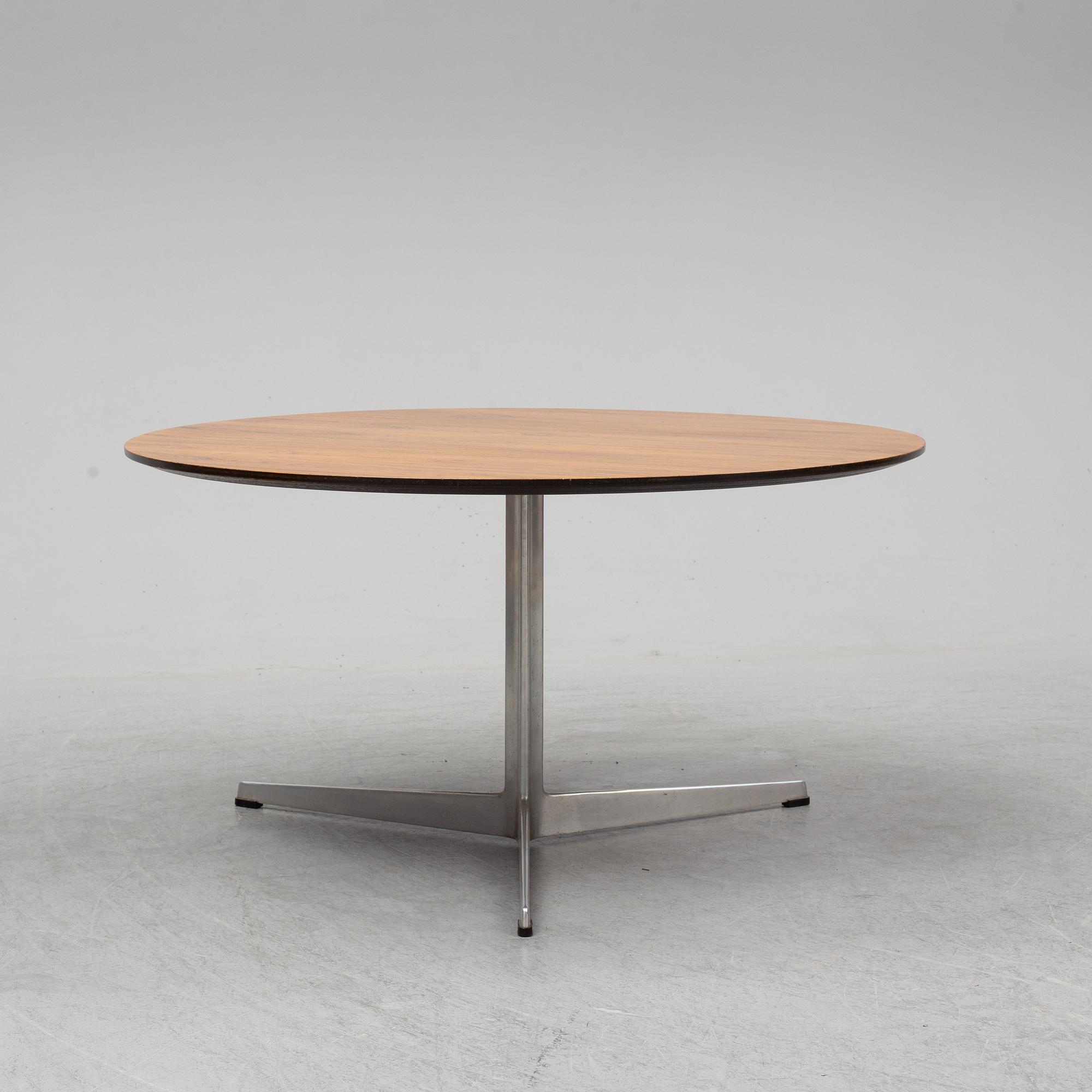 ARNE JACOBSEN, soffbord, Fritz Hansen. Danmark.