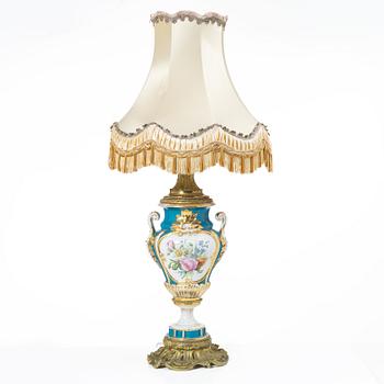 Bordslampa, Sèvres-stil, omkring år 1900.