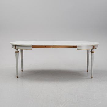 Matbord, gustaviansk stil, 
1900-talets andra hälft. Två iläggsskivor medföljer.