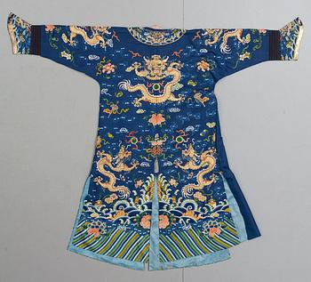 478. ROBE, silk. China around 1900. Height 126 cm.