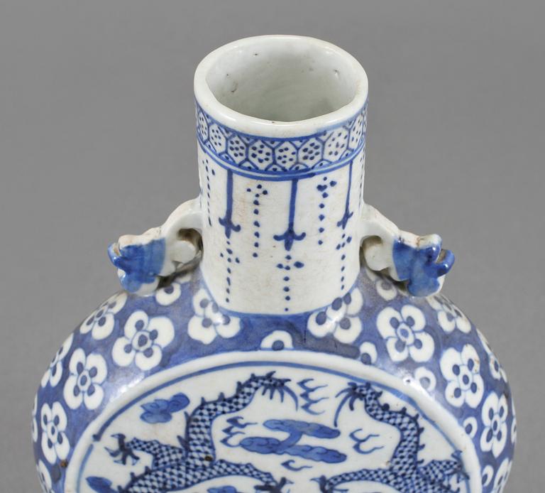 PILGRIMSKRUS, porslin, Kina, 1800-tal.