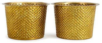 816. A pair of Josef Frank brass flower pots, "Hortus", Firma Svenskt Tenn.