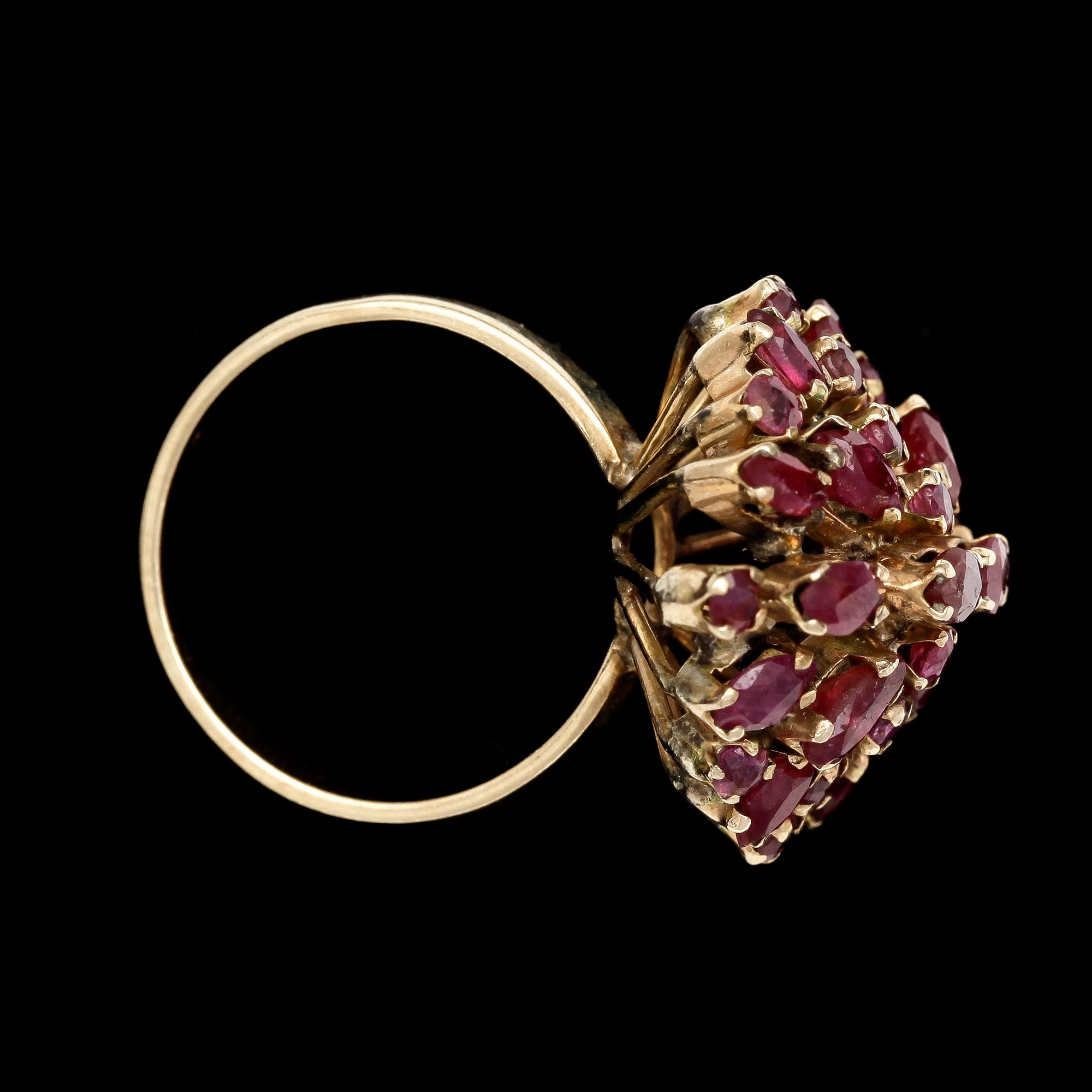 RING, runda och navettslipade rubiner. 1950-tal.