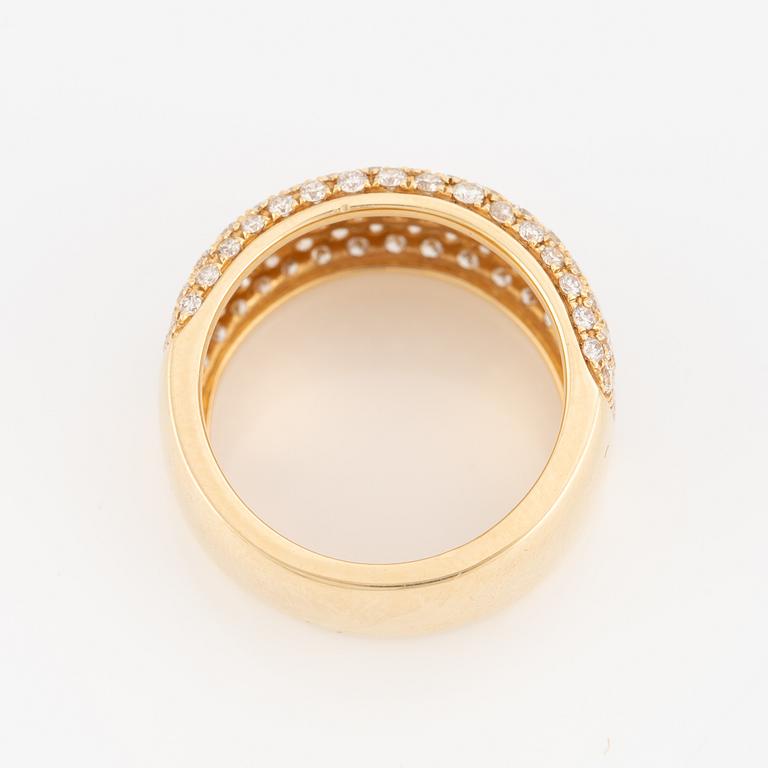 Ring, 18K guld med briljantslipade diamanter.