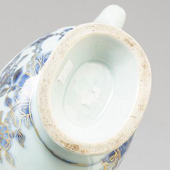 A blue and white export porcelain saucer, Qing dynasty, Qianlong (1736-95).