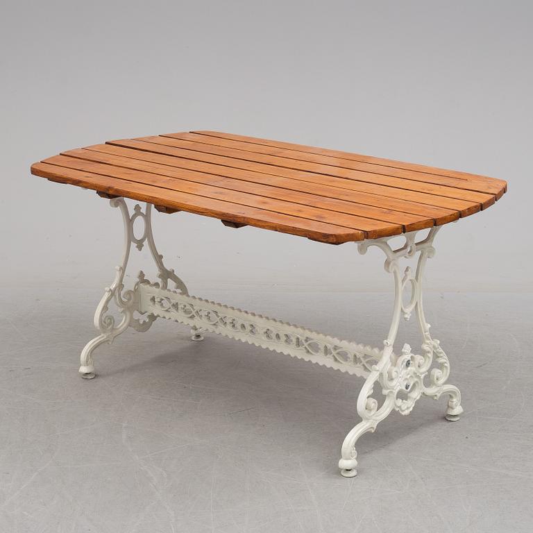 TRÄDGÅRDSGRUPP, fyra delar, metall och trä, Melins, Anderstorp, 1900-talets slut.