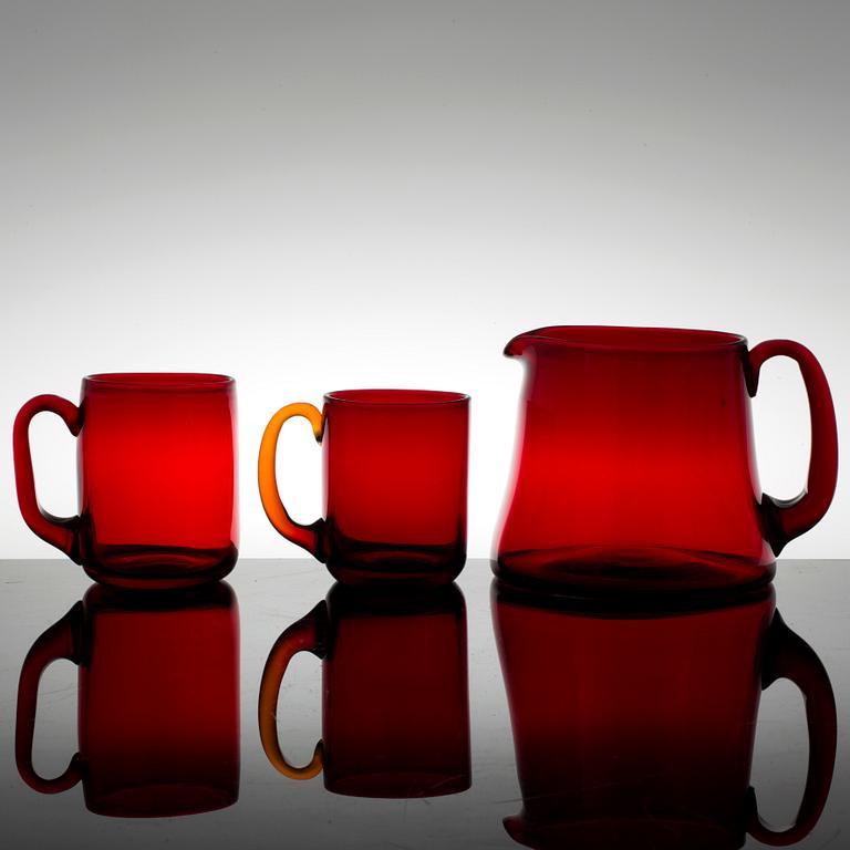 A Reijmyre jug and 6 glasses of ruby glass, third quarter of the 20th century.