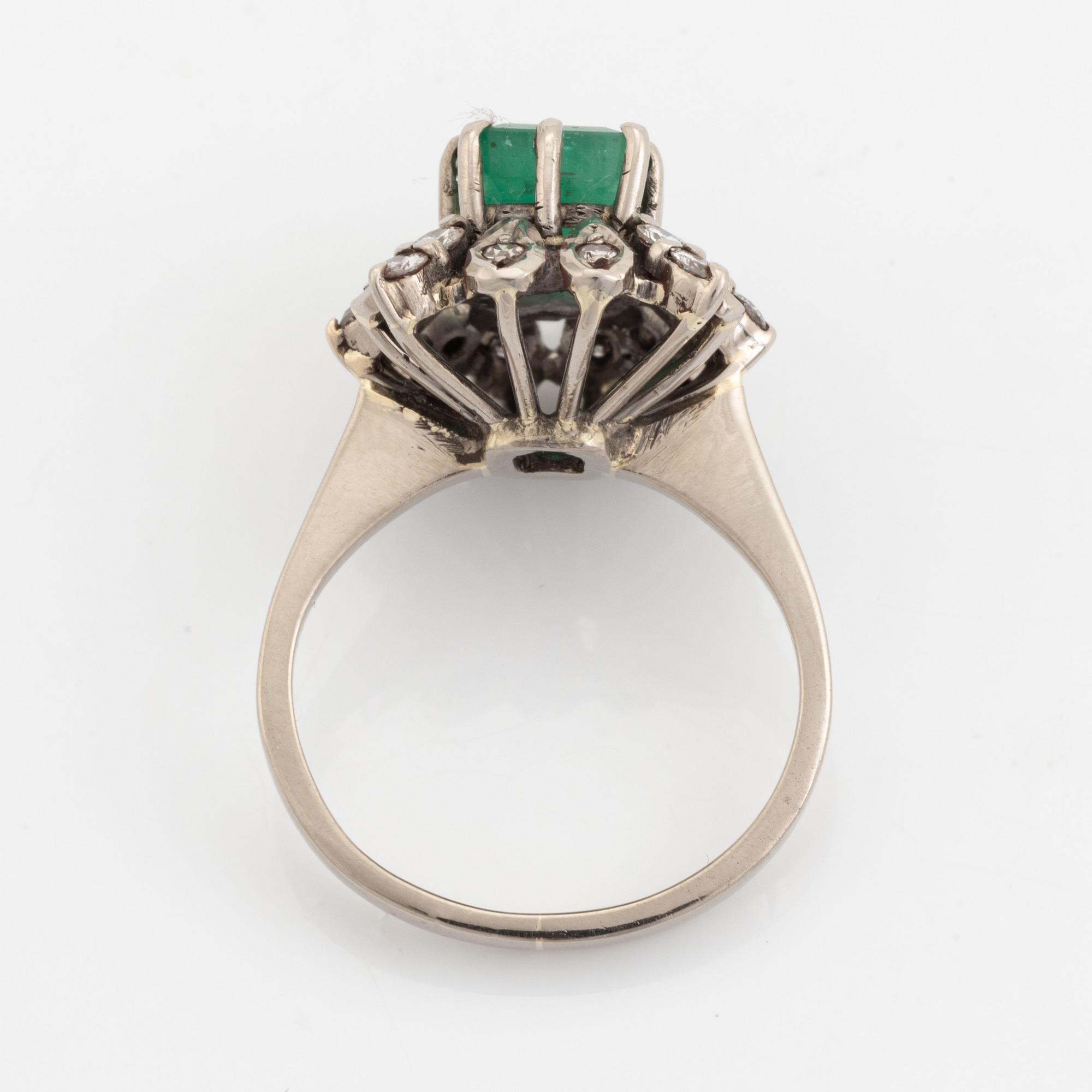 Ring med smaragd och diamanter.
