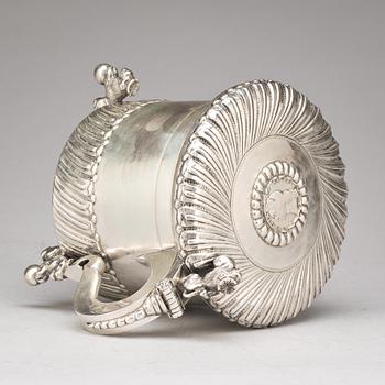 DRYCKESKANNA, silverhalt 830. Möjligen Danmark. Vikt ca 1218g.