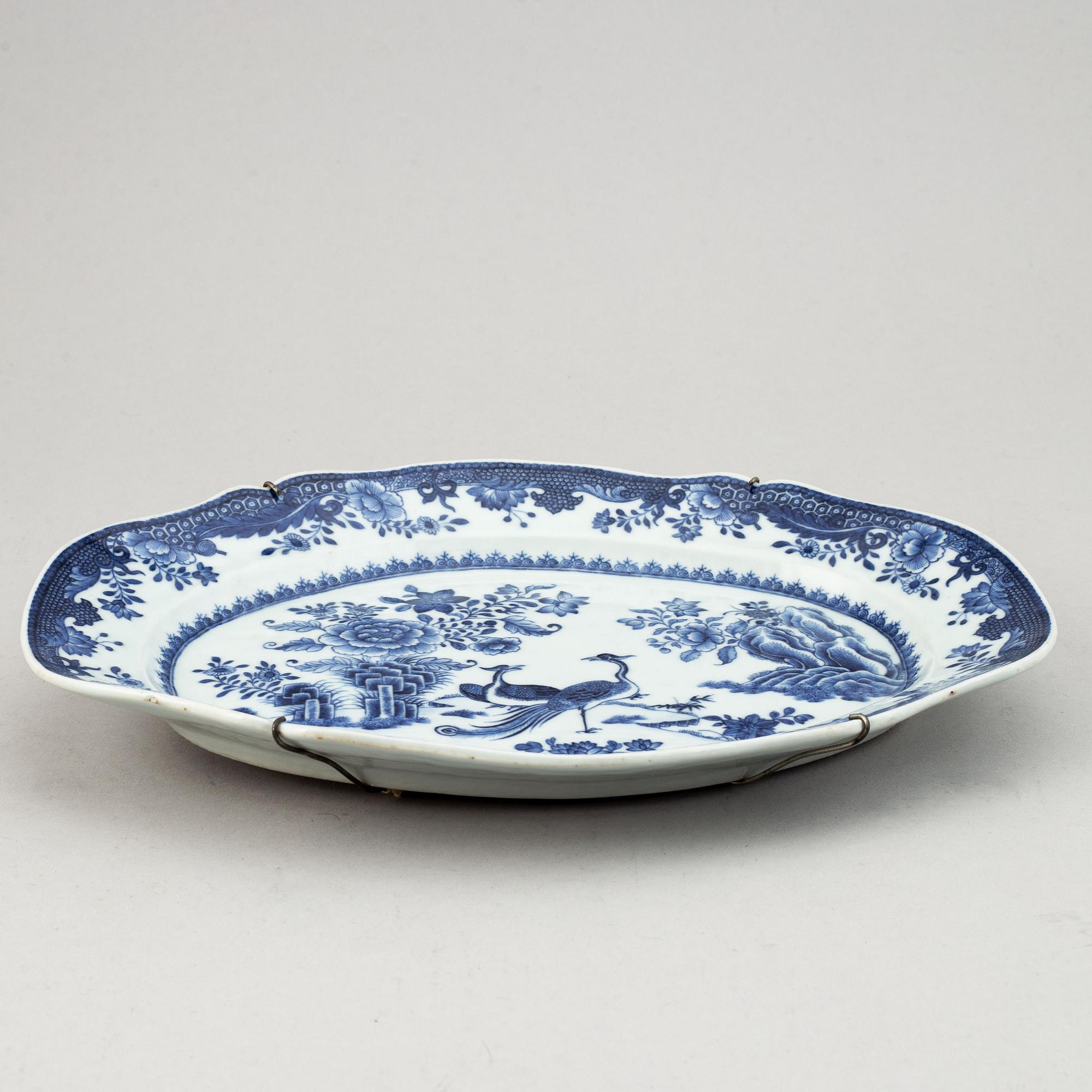 A blue and white export dish and two famille rose dinner plates, Qing dynasty 18th/19th Century.