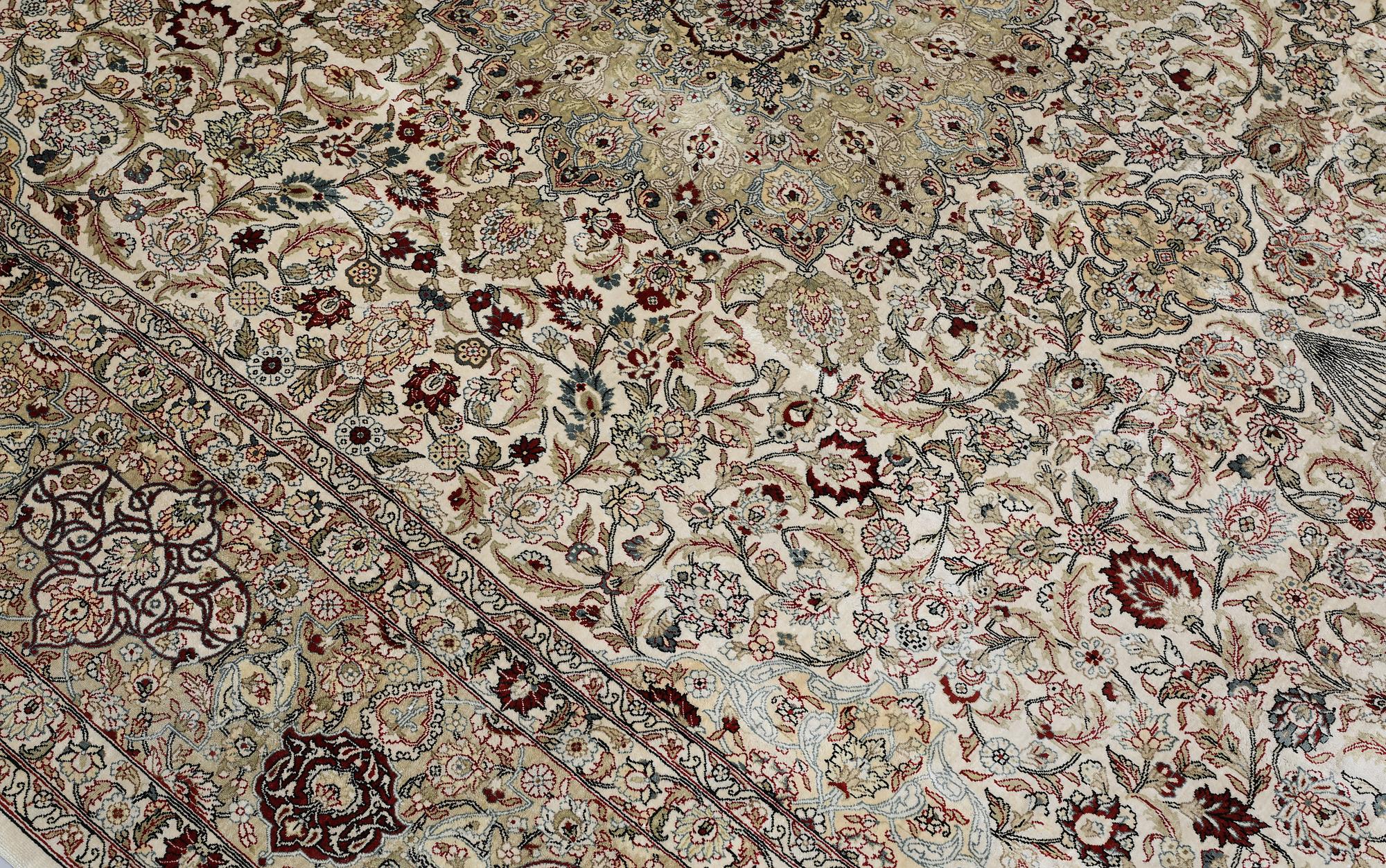 Matta, orientalisk, silke, ca 280 x 184 cm.