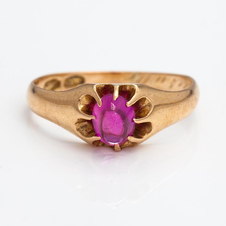 An 18K gold ring with a synthetic ruby. Karl Alfred Lind, Helsinki 1919.