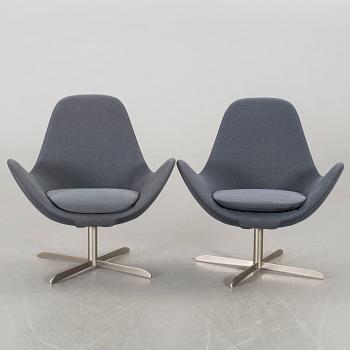 A pair of Electa svivel chairs for Calligaris 21st century.