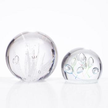 Vicke Lindstrand, Göran Wärff, Caithness of Scotland, five glass paper weights, signed.