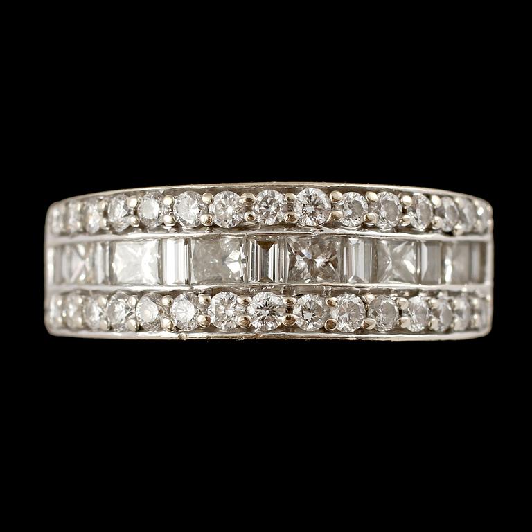RING, 18k vitguld med 30 briljantslipade och 13 fasettslipade diamanter, Iduna,  Varberg, 2000-tal. Vikt 6 g.