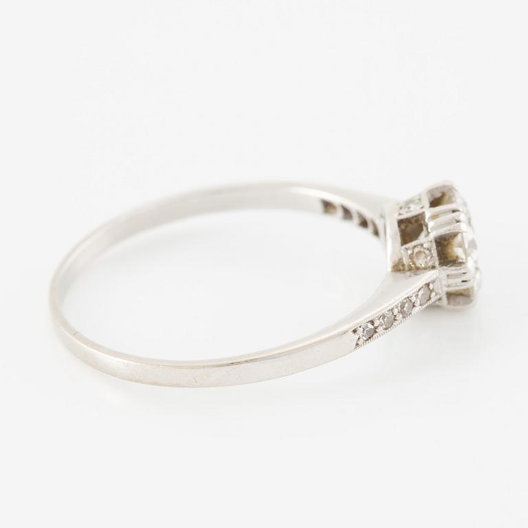 Ring in platinum with brilliant-cut diamond.
