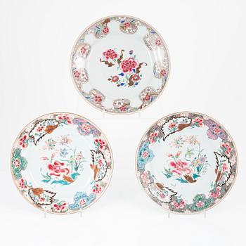 Tallrikar, 2+1 st, porslin, kompaniporslin. Kina, Qing dynastin, Qianlong (1736-95).