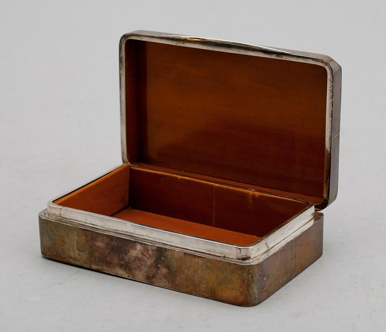CIGARRLÅDA,  sterlingsilver, Siam, 1900-talets första hälft. Vikt med inredning ca 282 g.